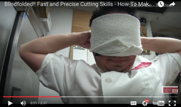 Master sushi chef effortlessly slices and dices vegetables while blindfolded【Video】