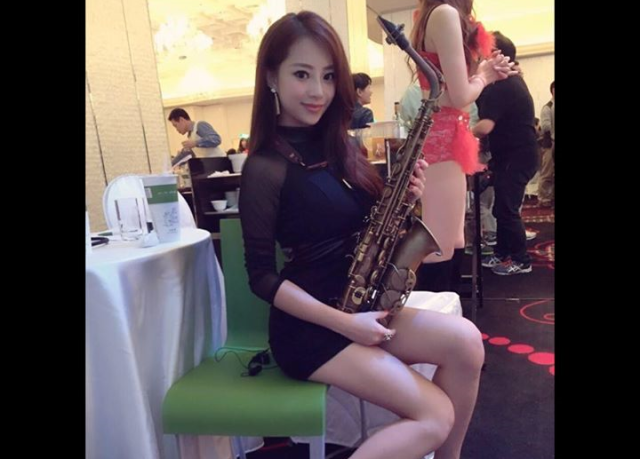 Saxophone-playing Taiwanese beauty is pleasing the Internet’s eyes and ears alike【Pics & Videos】