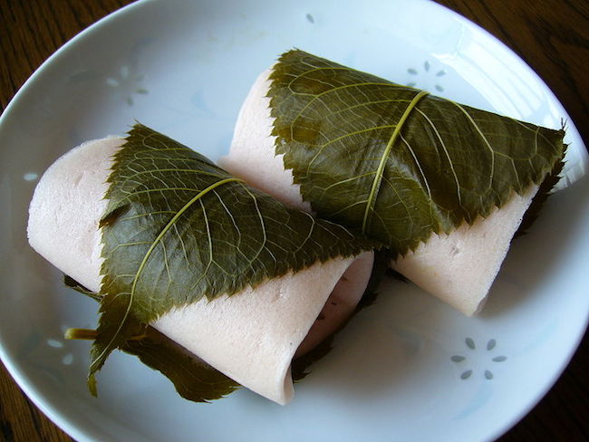 800px-A_rice_cake_filled_with_sweet_bean_paste_and_wrapped_in_a_pickled_cherry_leaf,katori-city,japan