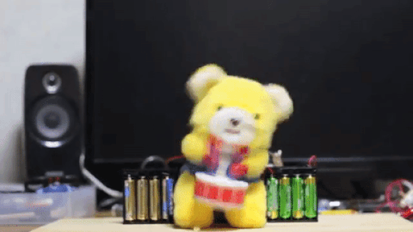 Supercharged toy bear rocks own face off【Video】