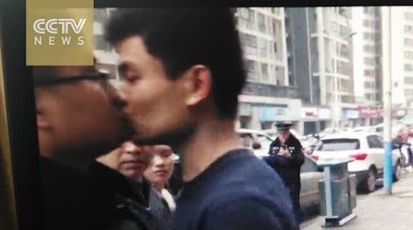 Chinese street vendor plants a kiss on police officer’s lips during arrest【Video】