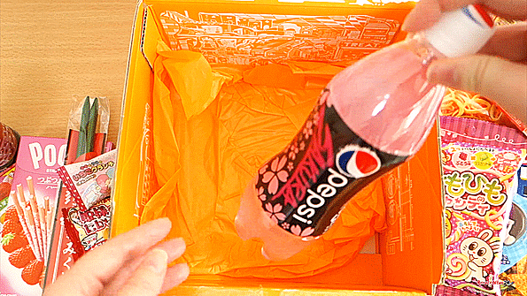 We try the delicious new Japan-only sakura Pepsi【Taste test】