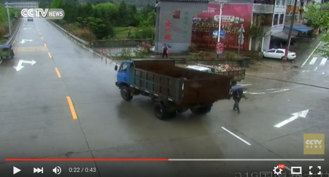 Old man blissfully unaware as out-of-control dump truck almost flattens him【Video】