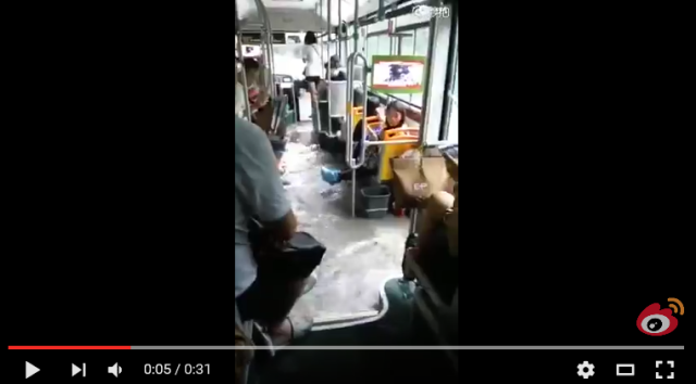 Crazy rains in China flood public bus interior, but passengers hardly seem to mind 【Video & pics】