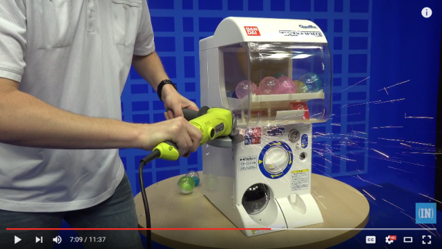 Father and son dissect a gachapon capsule toy machine to show us its magical insides【Video】