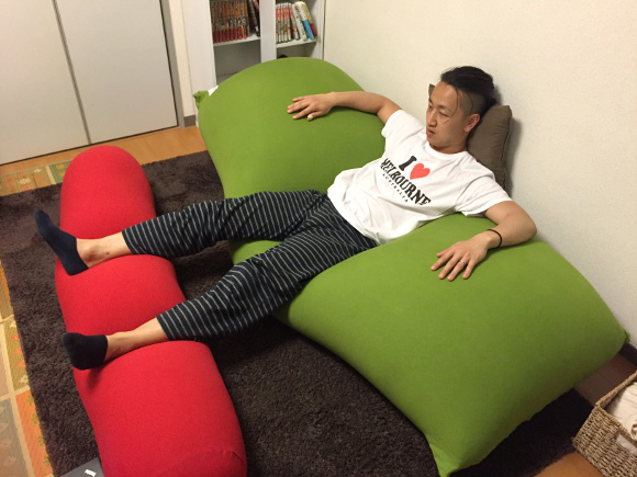 Super-comfy sofa is threatening to turn our reporter into a human-sloth hybrid【Pics】