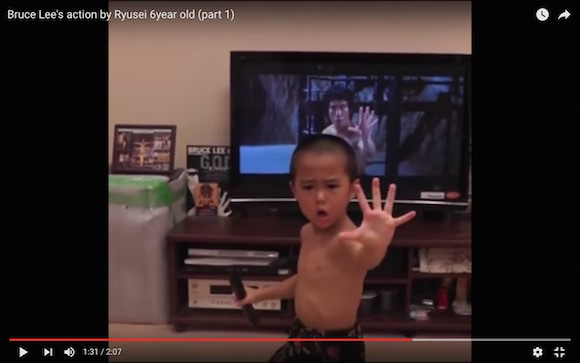 Six-year-old Bruce Lee fan copies martial arts movies perfectly, also learning how to read【Videos】
