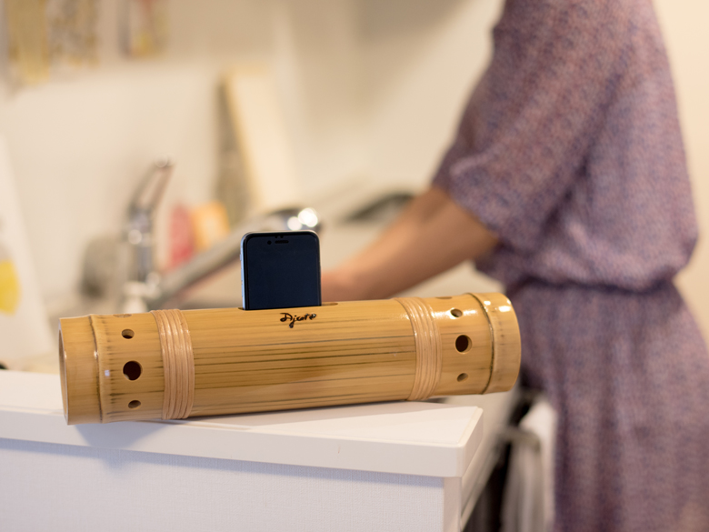 Beautiful Japanese bamboo speakers let you to listen to music without