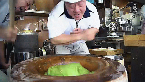 The fastest mochi maker in Japan reveals secrets of his technique【Video】