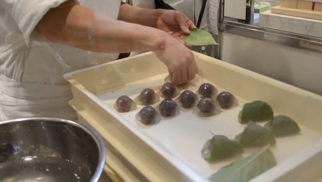 Don’t miss this captivating video of translucent kuzu confection being made 【Video】