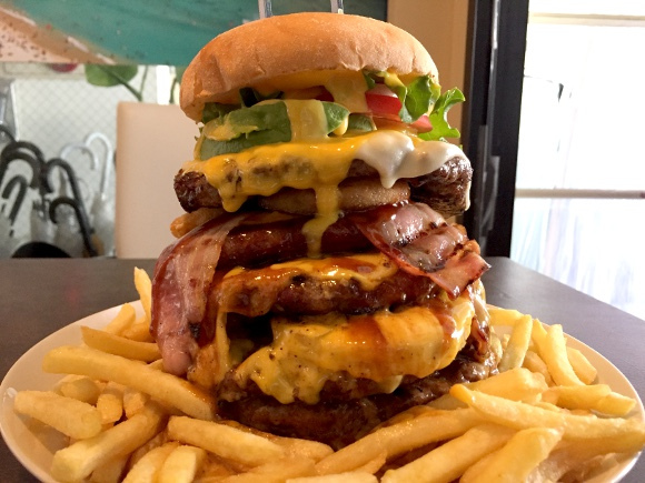 We take on the “Giga Monster Burger” at Teddy’s Bigger Burger【Taste Test】