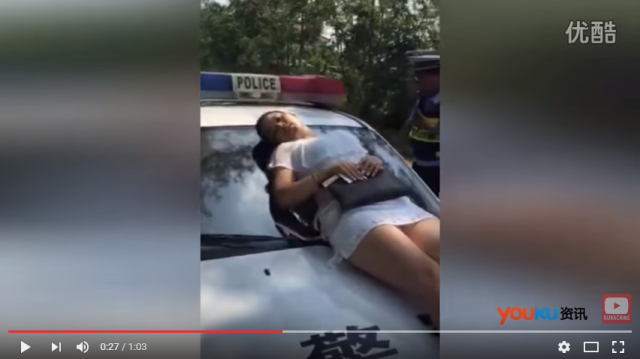 Annoyed woman in mini-skirt takes nap on police car as cops arrest husband【Video】