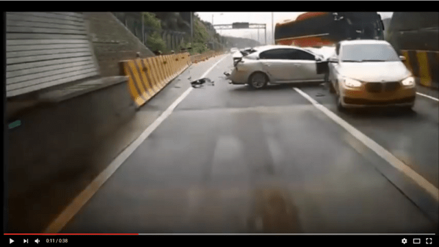 Rear-view camera captures a horrifying car crash in Korea【Video】