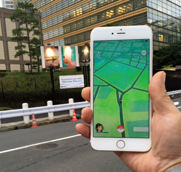 Pokémon Go at the American Embassy in Japan: A Police Officer Appears!