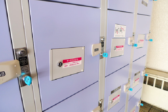 Japanese lockers prevent traveler headaches with compact door you can reopen as often as you like