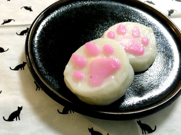 Cat-paw-shaped Japanese delicacy encourages you to play with your food!【Taste Test】
