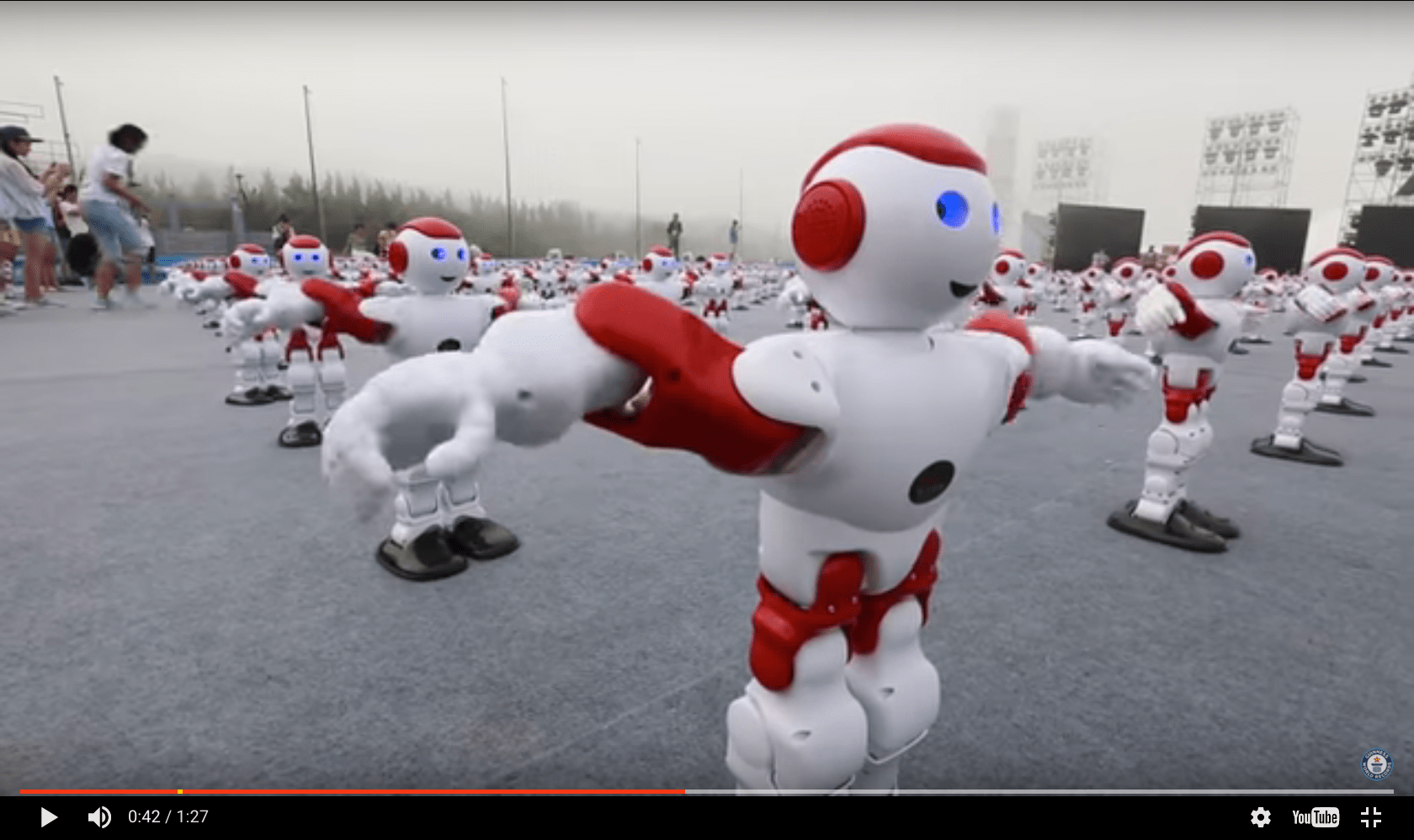 Танец роботов на играх будущего. Танцующий робот. Робот танцует. Танец робота. Китайские роботы танцоры.