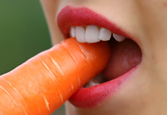 Guys, listen up! The secret to being popular with women: eat lots of fruits and vegetables
