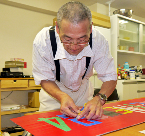 The packing-tape calligraphy master visits us and shows us how to make our own sticky signs【Pics】