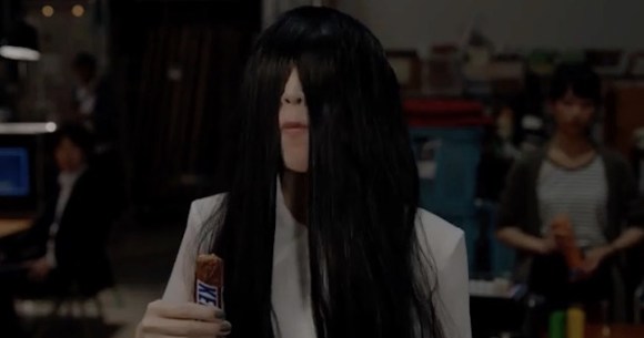 Japanese Horror Icon Sadako Collaborates With Snickers In Yummy Commercial Soranews24 Japan News