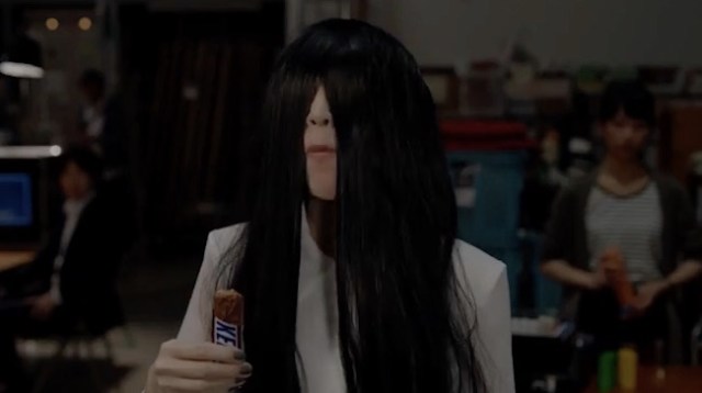 Japanese horror icon Sadako collaborates with Snickers in yummy commercial!
