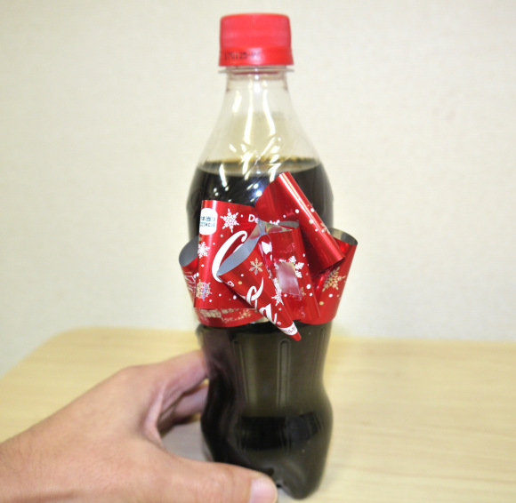 Marketing genius: Coca-Cola Japan’s Christmas bottles transform into bow-wrapped gift 【Video】