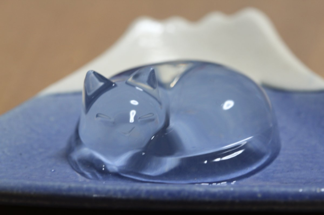 The Japanese water cake returns to the Twitterverse …. in cat form!