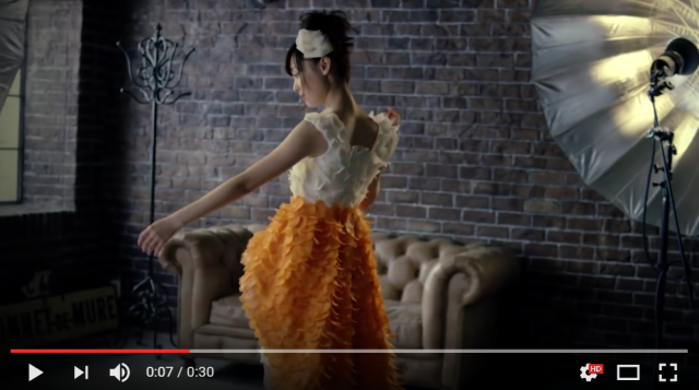 Japanese actress wows in stunning edible dress made of vegetable slices【Video】