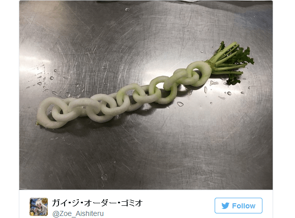 Japanese head chef gets bored, cuts daikon radish into seemingly impossible chain pattern 【Video】