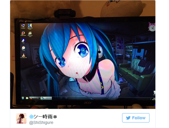 Have a moving Hatsune Miku come to life inside your computer desktop background