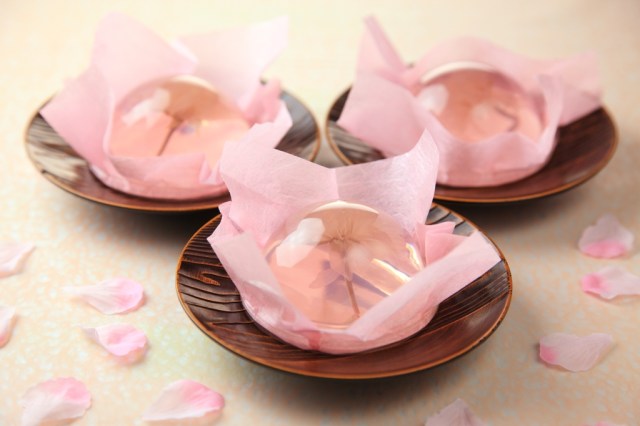 Sakura jellies containing whole cherry blossoms take the market by storm in Japan