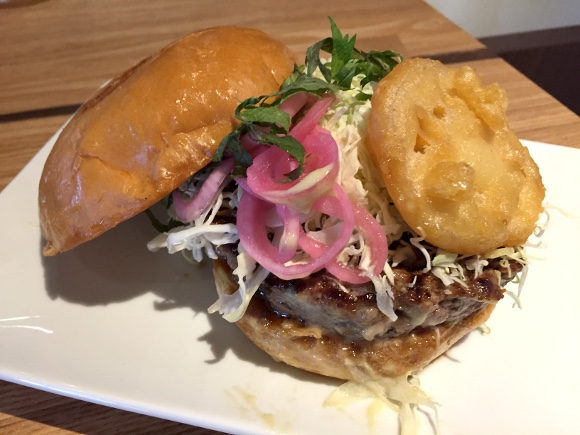 Umami Burger opens its first Japan location, so naturally we had to have a taste!