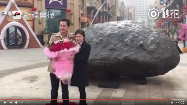 Man pops the question with 33-ton “meteorite”