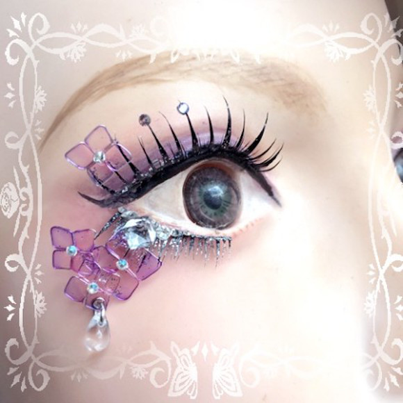 Deco eyelashes from Japan let you add butterflies, jewels and the night ...