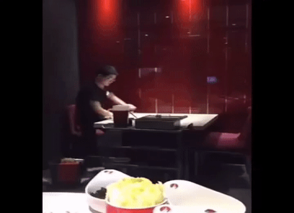 Restaurant worker in China spotted cleaning tables at lightning speed