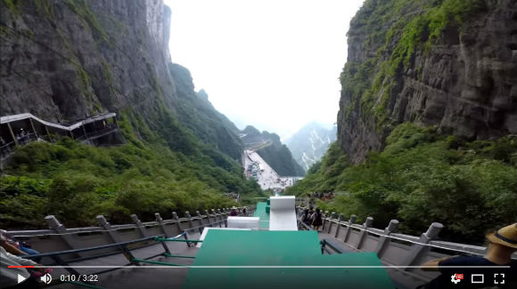 Freerunner barrels down world’s largest parkour course in a thrilling POV recording 【Video】