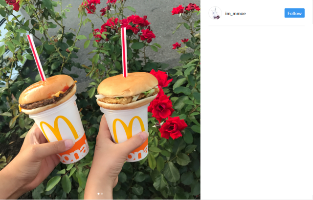 Sticking cheeseburgers through soft drink straws now a thing on Japanese Instagram 【Pics】