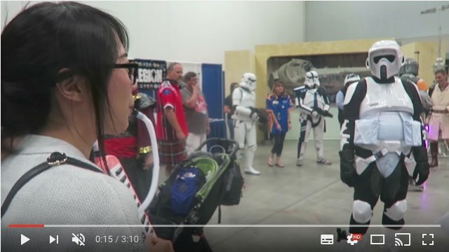 Melodica musician surprises cosplayers with character’s anime and movie themes at convention【Vid】