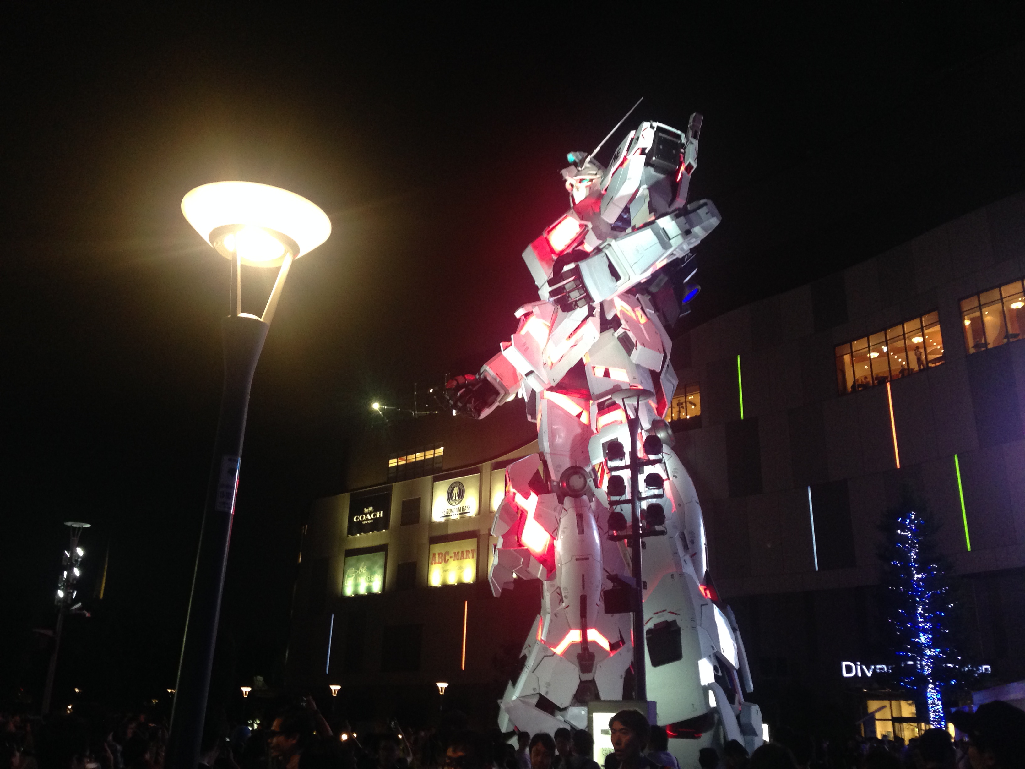 nu gundam statue