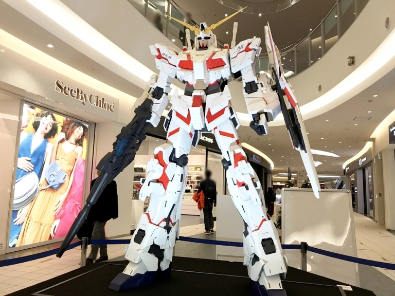 Gundams take over interior of Tokyo shopping mall that already has a