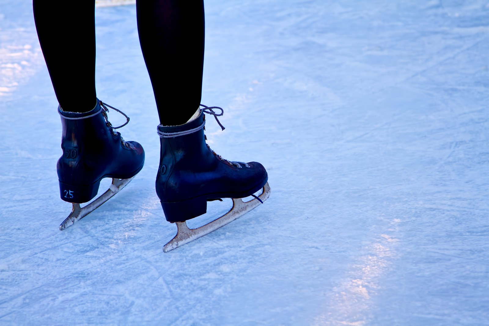Taiwanese ice skating fans come to the rescue when power blacks out