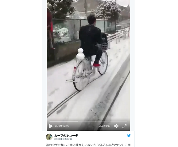 With no sweetheart for romantic winter date, Japanese teen makes new girlfriend out of snow【Vid】