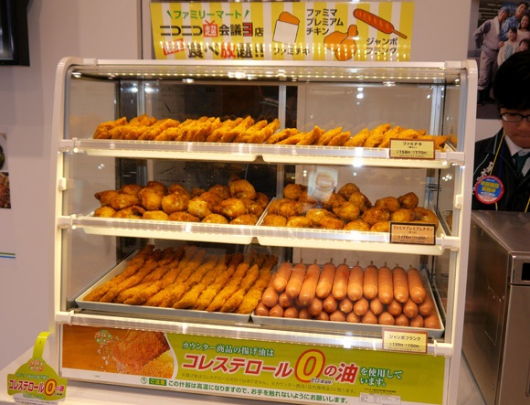 Elderly Hyogo man touches convenience store clerk’s breast, buys all the fried chicken, runs away