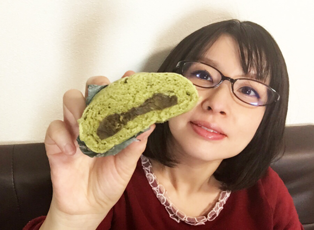 Meg tries the new convenience store-exclusive Matcha Green Tea Steamed Bun【SoraNews24 taste test】