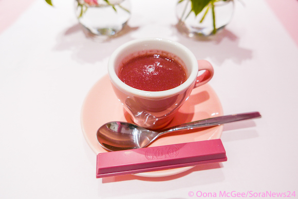 We try the world’s first hot ruby chocolate drink at Japanese Kit Kat Chocolatory 【Taste Test】