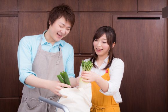 A Japanese take on inviting friends over for dinner (and making them pay!)
