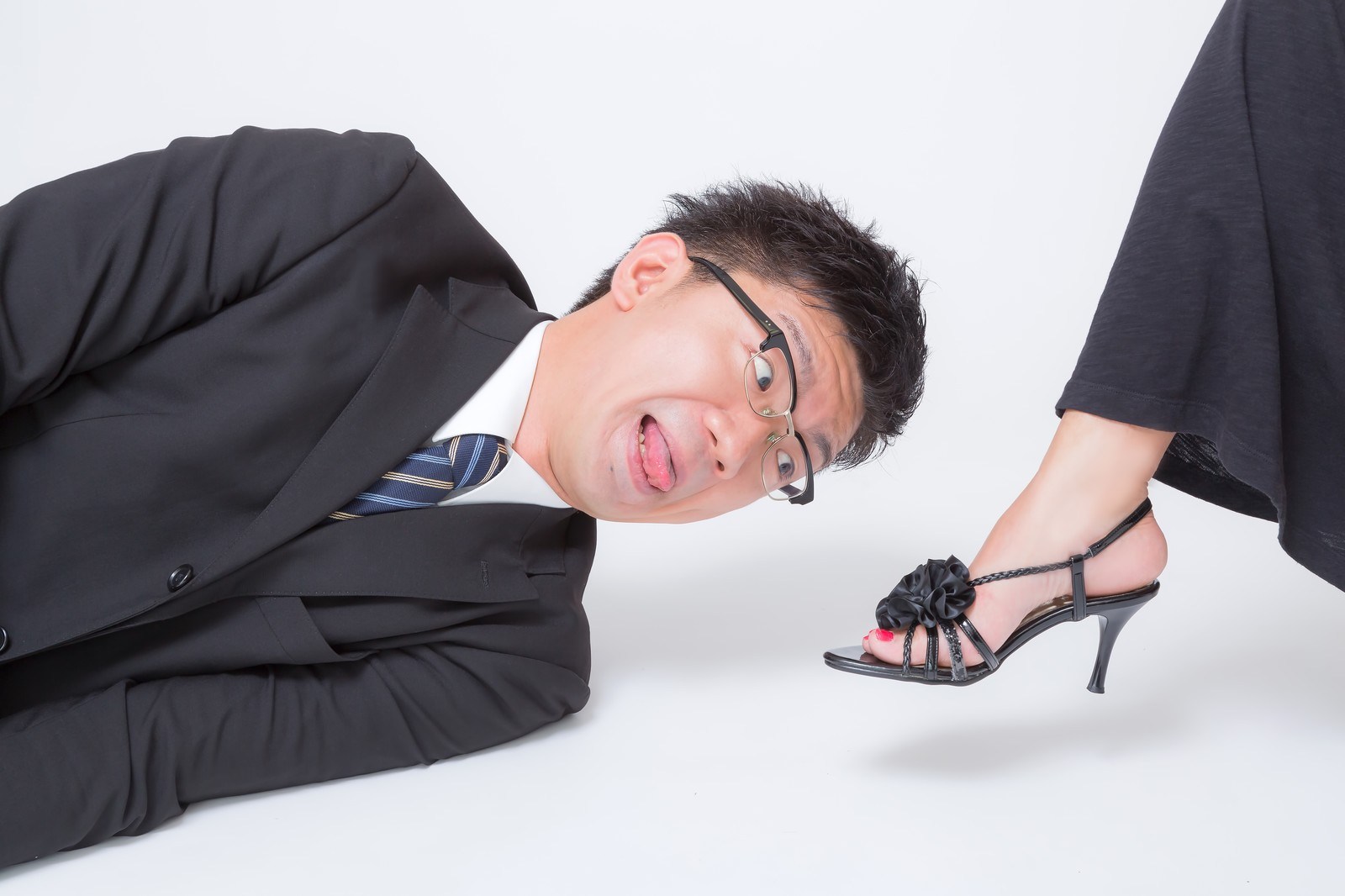 Police Officer Caught Smelling Coworker s Shoes Department sniffing police-officer-caught-smelling-coworker-s-shoes-department-sniffing