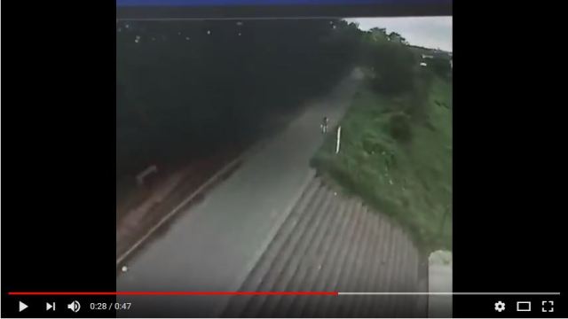 Dump truck miraculously saved from going off a bridge at the very last second 【Video】