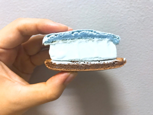 We try 7-Eleven Japan’s latest fancy desserts: ice cream macarons【Taste test】