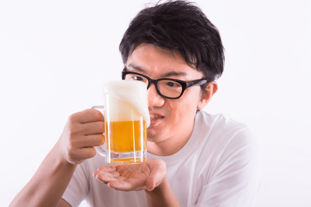 Man crosses Japanese drinking culture line by taking mug of draft beer onto train